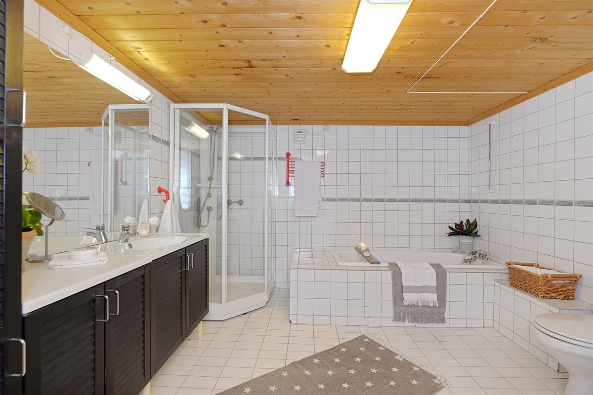 Stort flislagt bad med varmekabler Galleribilde