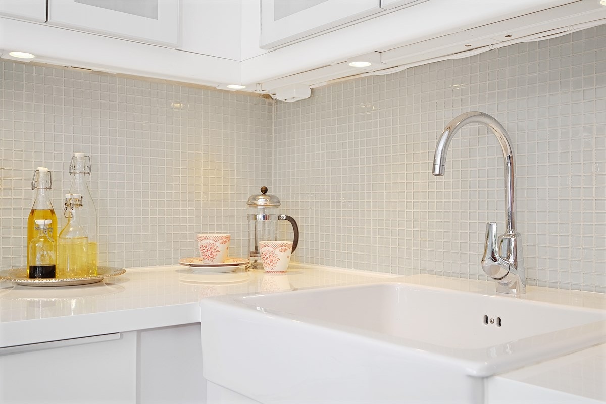 God benkeplass på kjøkkenet, lys under overskapene gir fint arbeidslys og moderne vask Galleribilde