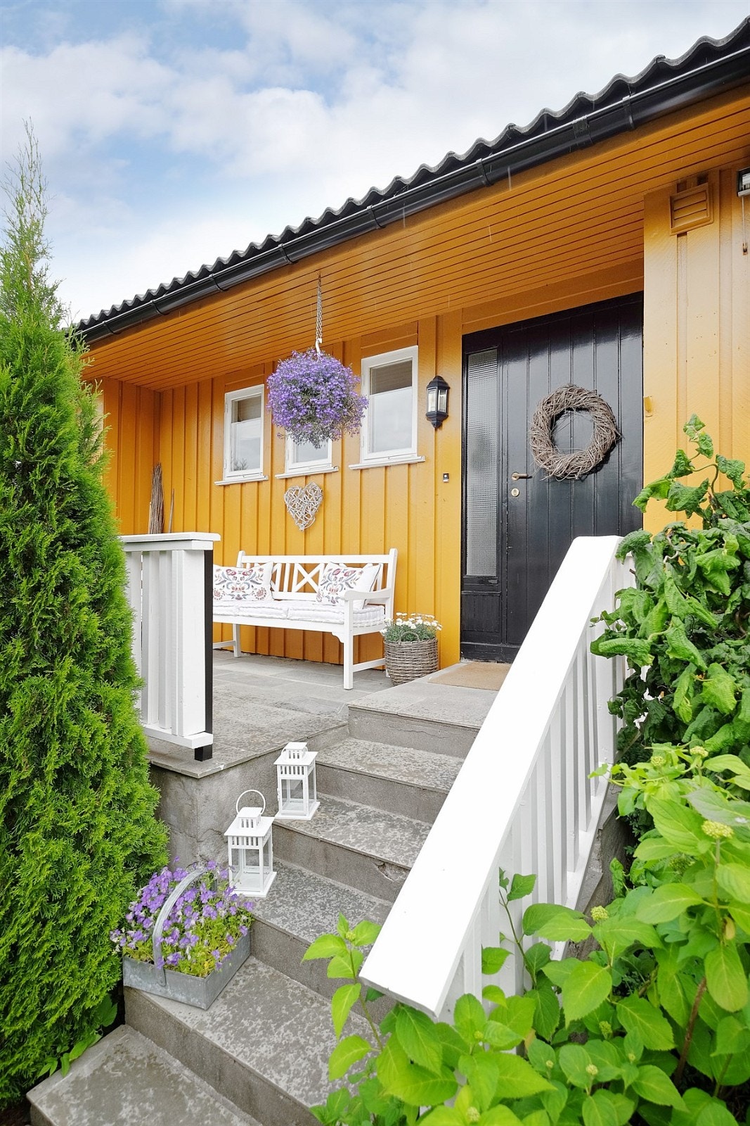 Hyggelig inngangsparti hvor man kan ha utemøbler Galleribilde