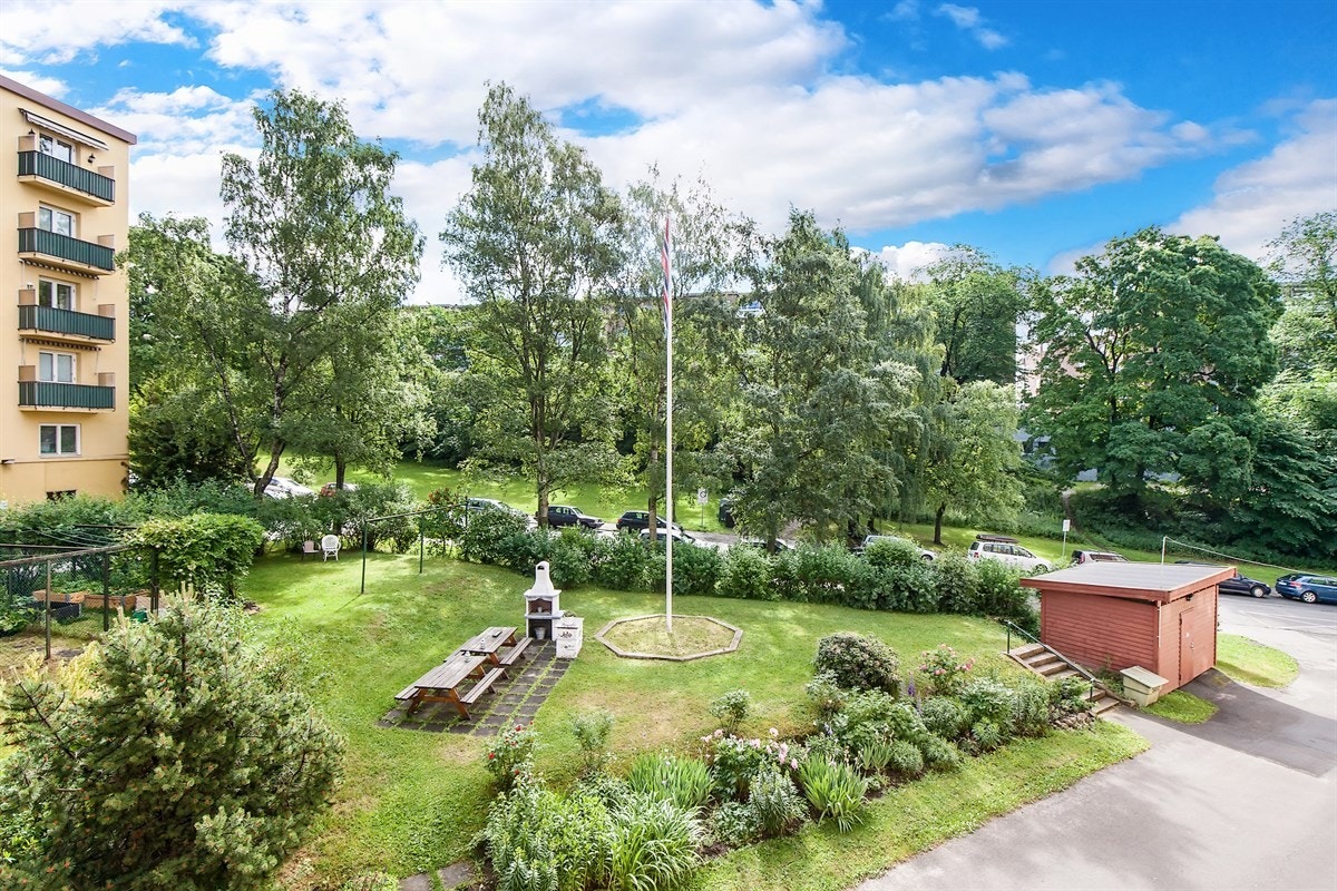 Leiligheten vender inn mot sameiets bakgård som er flott opparbeidet. Galleribilde