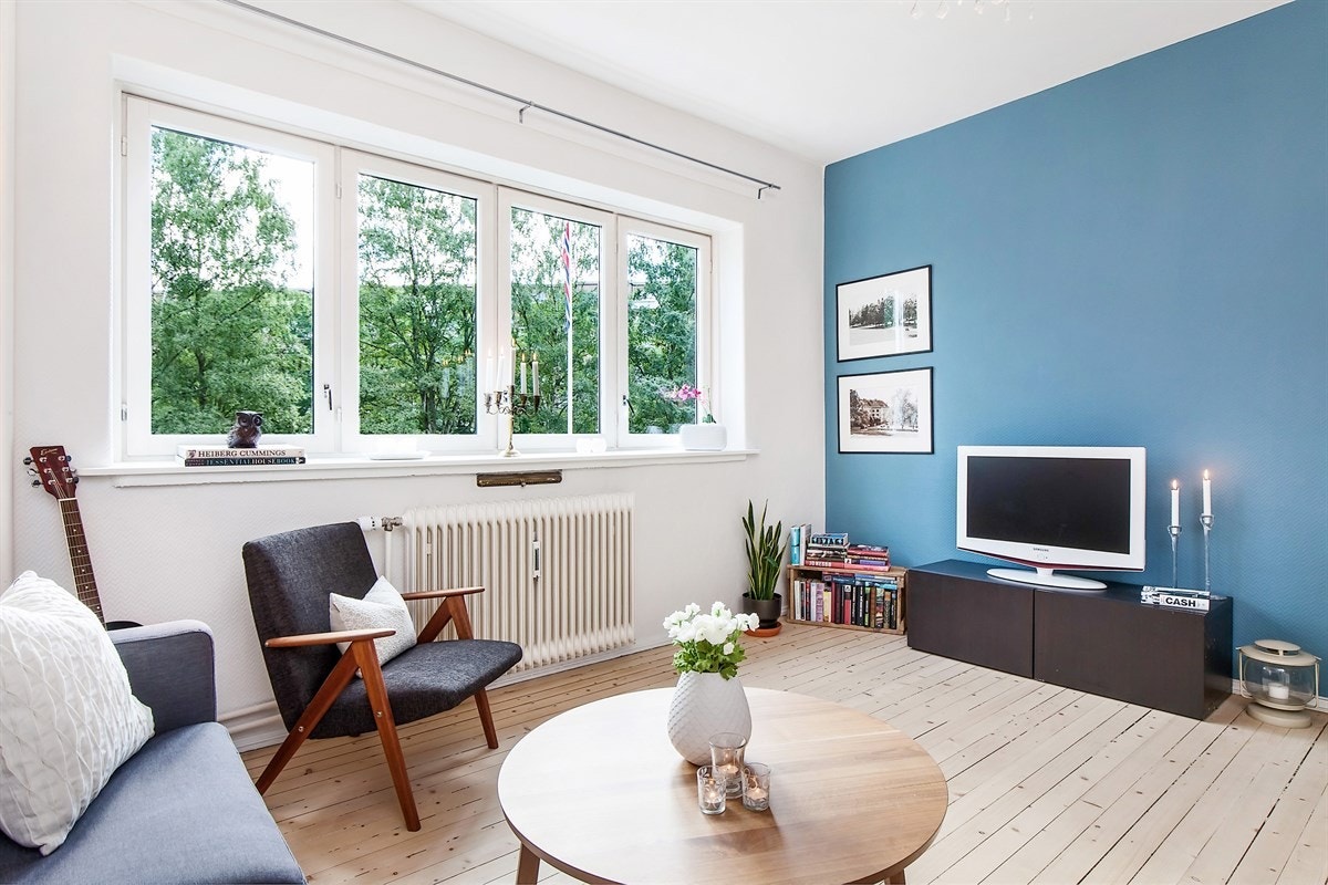 Store vindusflater slipper inn rikelig med naturlig lys. Galleribilde