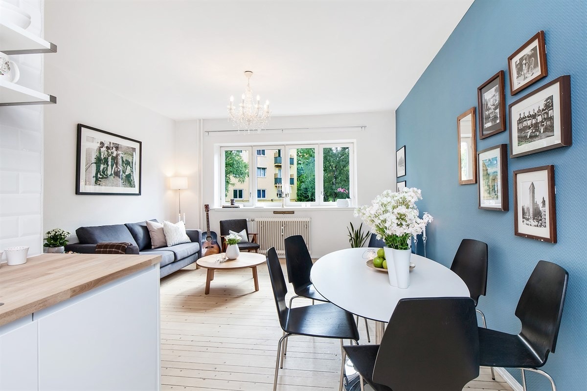 God plass til sofa- og spisegruppe i stuen Galleribilde