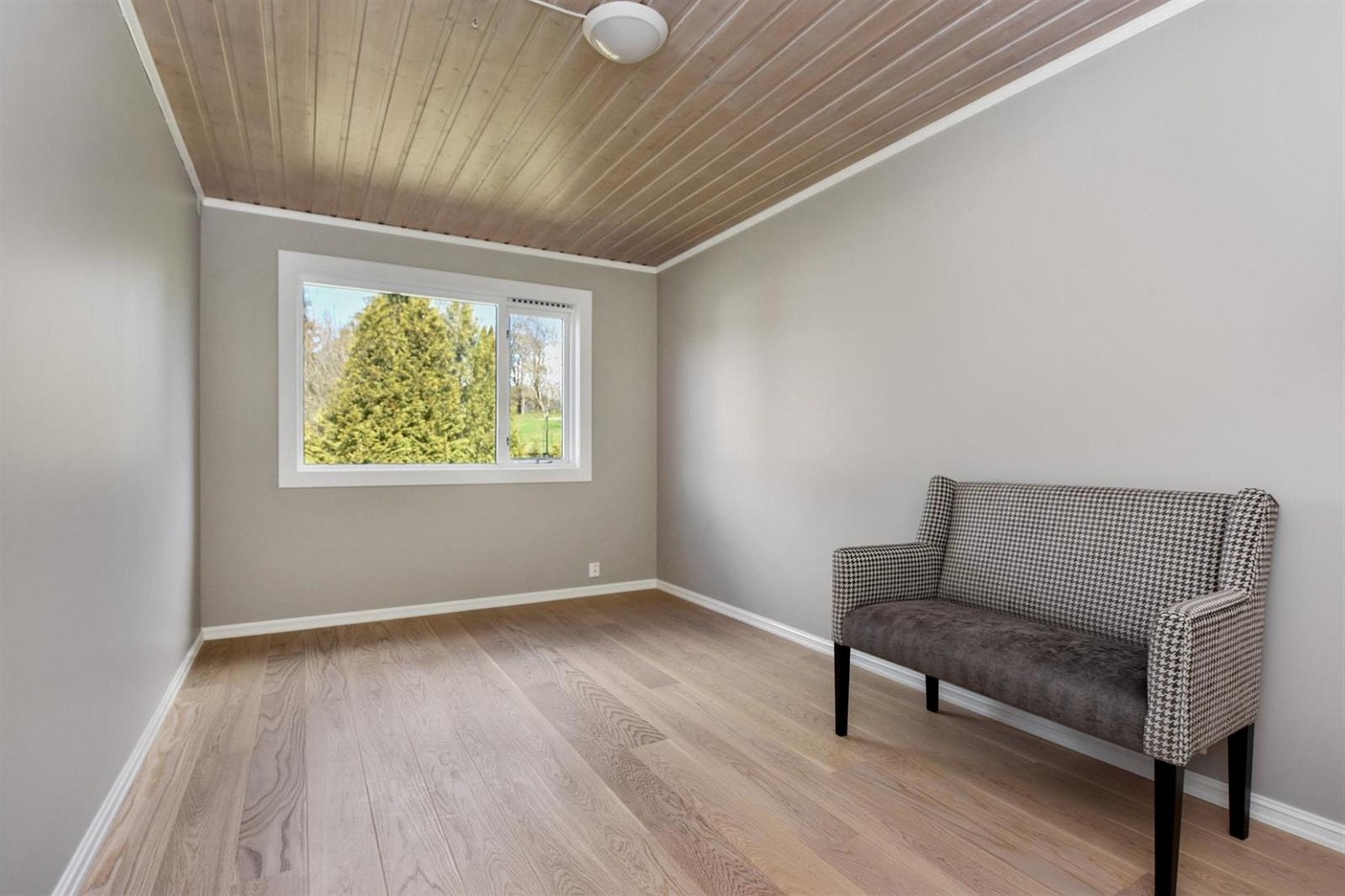 Eneboligen har tre fine soverom med plass for garderobeløsning, hvor to ligger i underetasjen og ett ligger i første etasje. Galleribilde