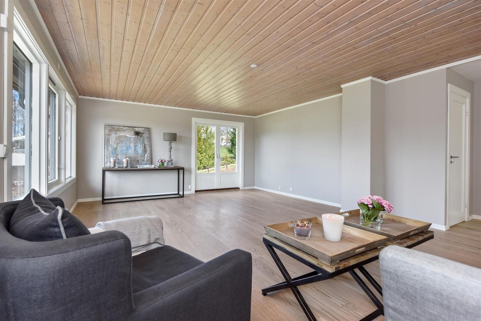 Fra stuen er det utgang til hage. Galleribilde