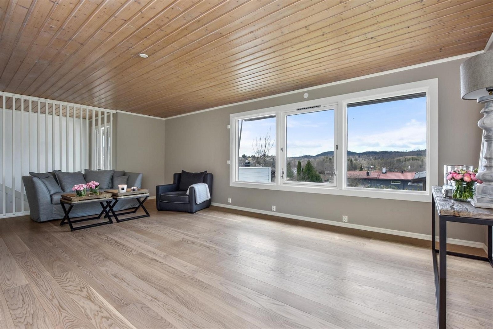 Eneboligen har en tiltalende stue i første etasje med store vindusflater som ivaretar flott utsyn. Galleribilde