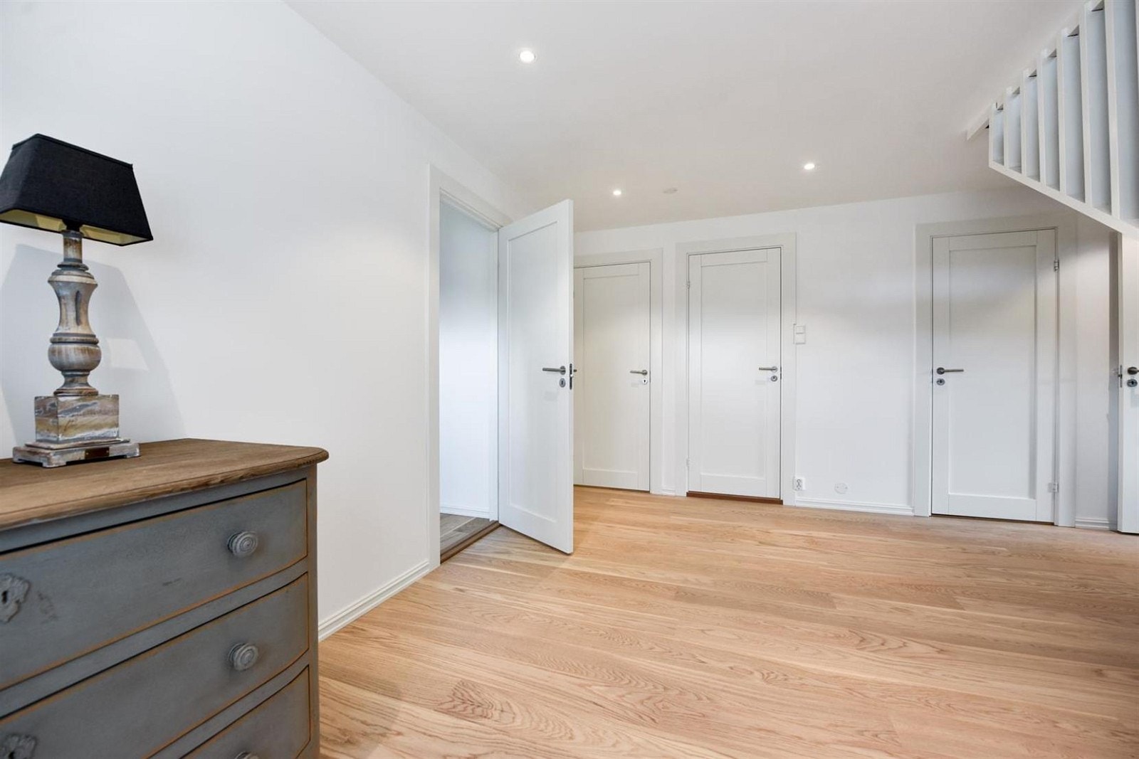 Rommet har lekker 1-stavs parkett på gulv, lysmalte vegger og en himling som er pent lyssatt med downlights. Galleribilde