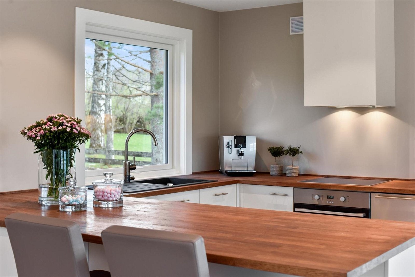 Innredningen er ny, stilren og velutstyrt. Her er det også god arbeidsplass ved heltre benkeplate som på den ene siden har barløsning med sitteplasser. Galleribilde