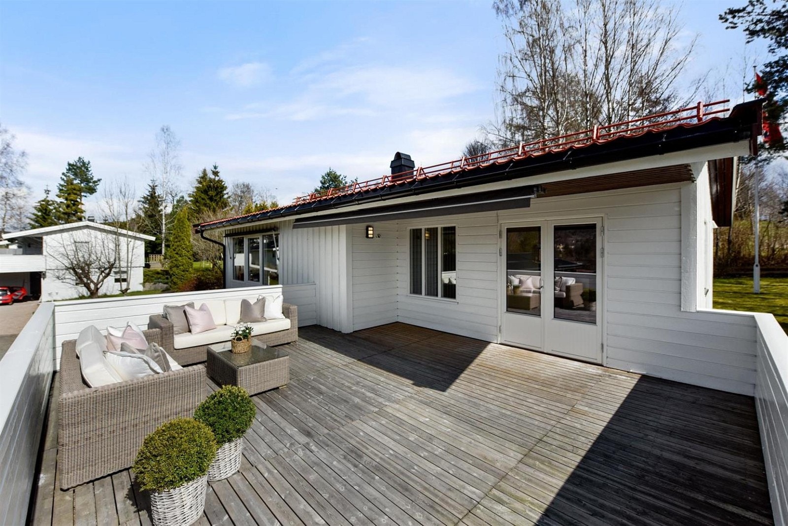 Stor solrik terrasse med utsikt. Galleribilde