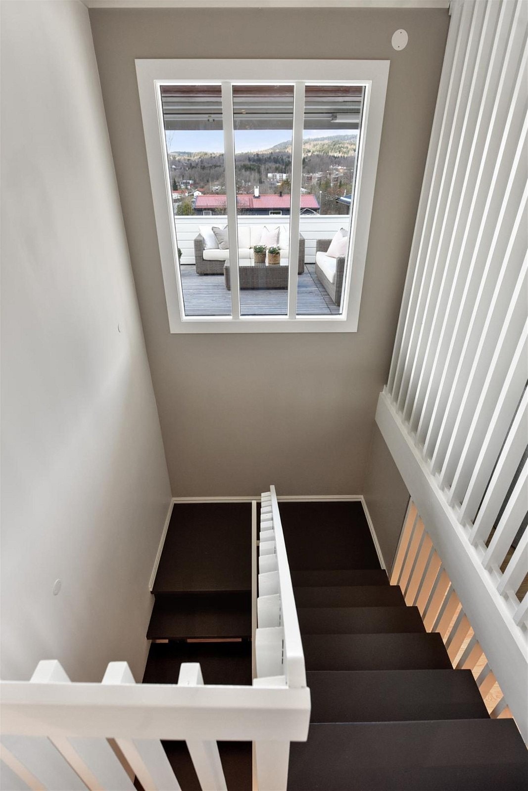 Hallen har trapp til andre etasje, hvor trappegangen har stort vindu med utsikt. Galleribilde