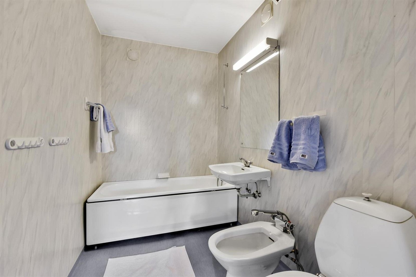 Boligen inneholder ett bad i hver etasje og et separat vaskerom. Galleribilde