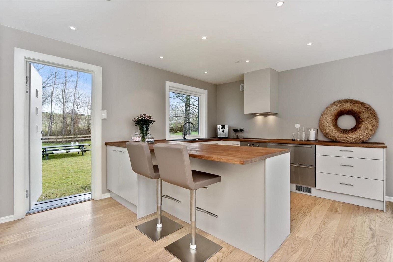 Kjøkkenet er meget luftig med tofløyet dør fra spiseplassen til terrasse og dør til hage på motsatt side, noe som gjør det enkelt å bringe måltidene utendørs. Galleribilde