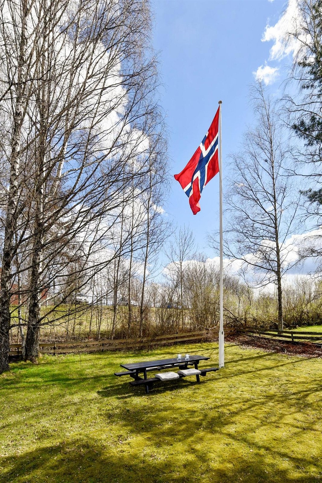 Boligen er omkranset av velstelte, deilige plenarealer som er opparbeidet med trær, prydbusker og annen beplantning. Galleribilde