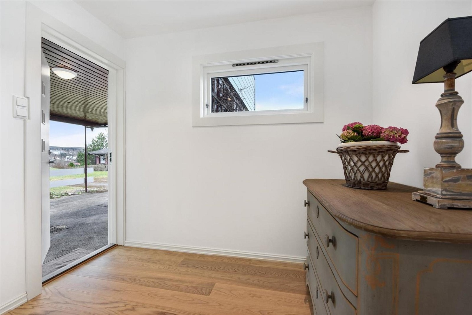 Boligen har inngangsparti tilknyttet carporten og en innenforliggende, romslig hall som gir et smakfullt førsteinntrykk av boligen. Galleribilde