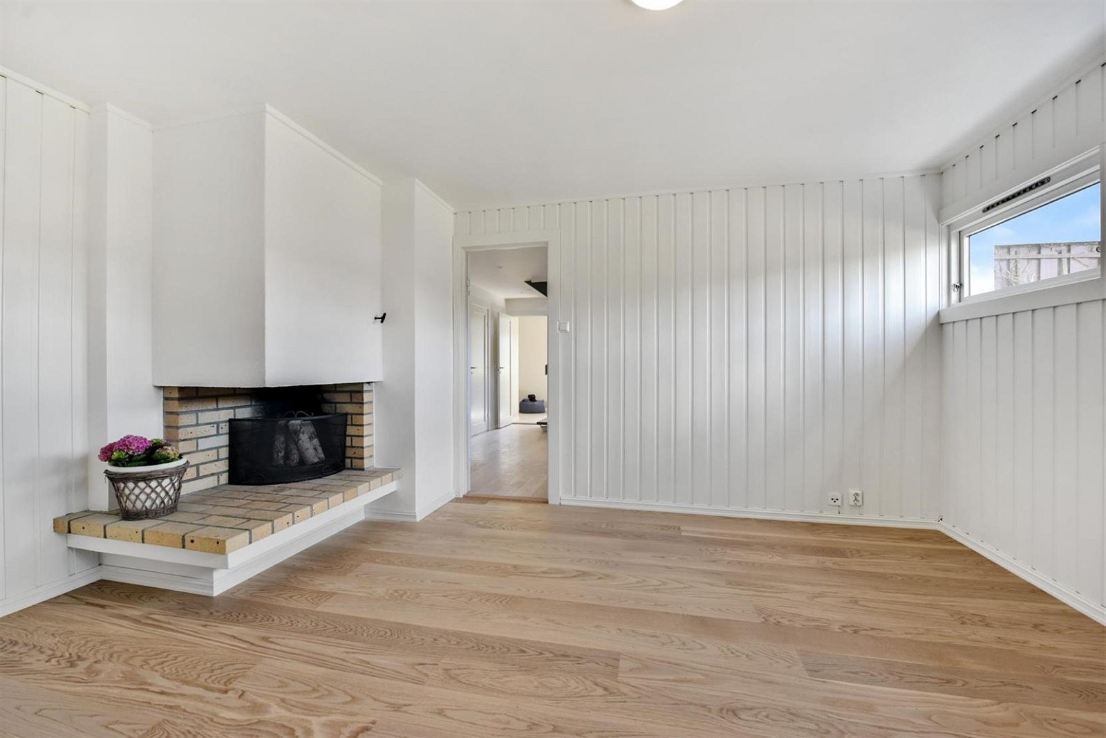 Det er peisestue med ildsted i underetasjen, et kjærkomment rom om man ønsker å trekke seg tilbake. Galleribilde