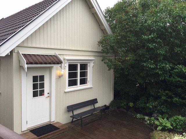 Inngangspartiet med terrasse / parkeringsplass rett ved inngangspartiet for 1 bil. Galleribilde