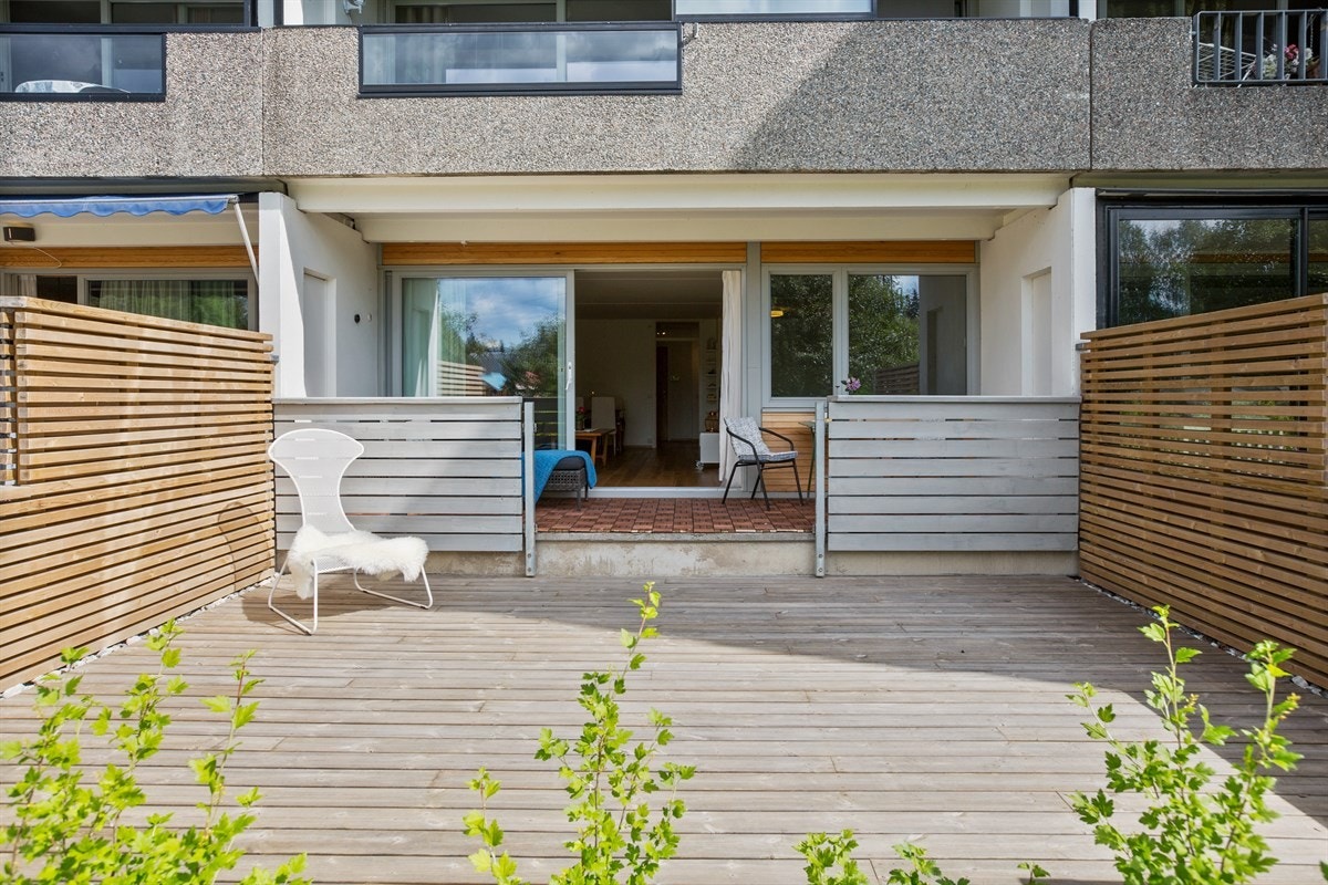 Stor, flott terrasseplatting på 22 kvm. Adkomst til grønne fellesområder via egen port. Galleribilde