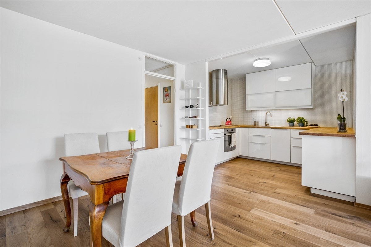 Stue med stor spiseplass som gir rom for hyggelige selskaper. Galleribilde