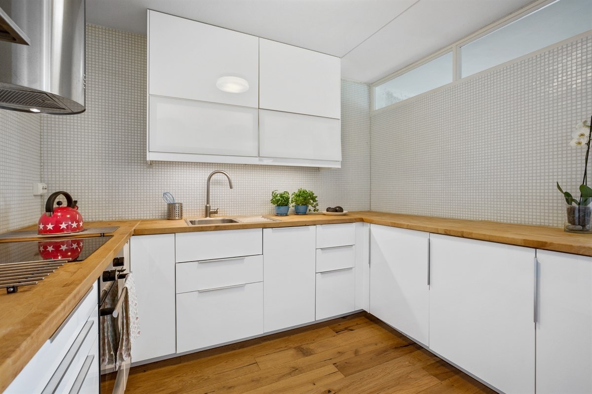 Praktisk åpen løsning mot stue med spiseplass. Galleribilde