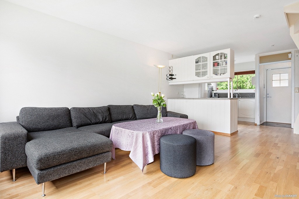 Romslig stue, god plass til sofagruppe Galleribilde