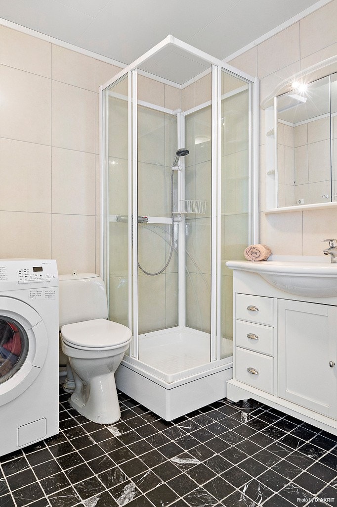 Badet har fliser og varme i gulv. Fliser også på vegg. Galleribilde