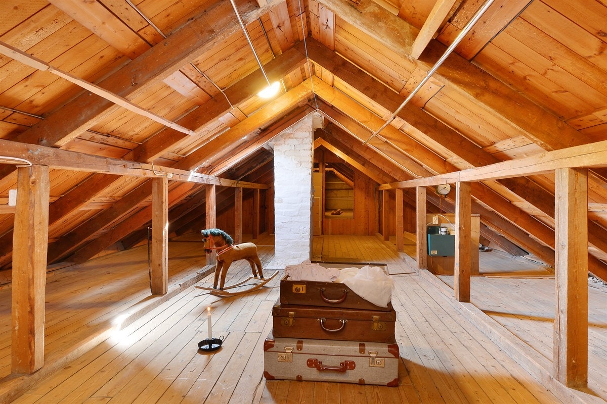 Stort loft med masse lagerplass og potensiale Galleribilde