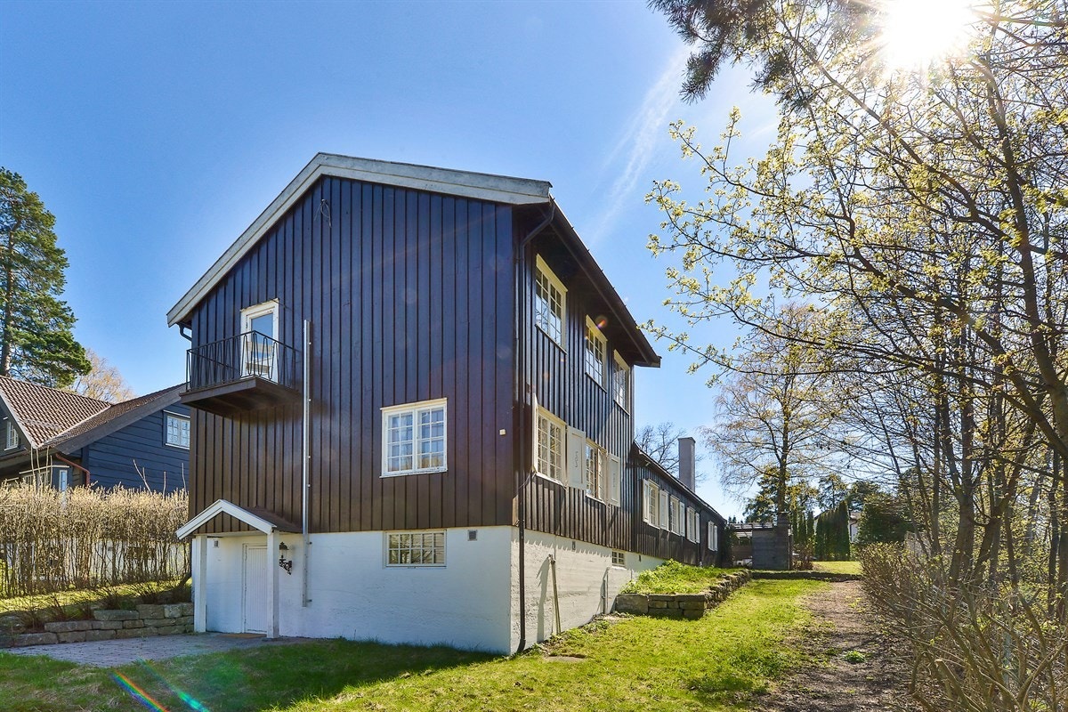 Fasade - Egen inngang til en av de to separate delene Galleribilde