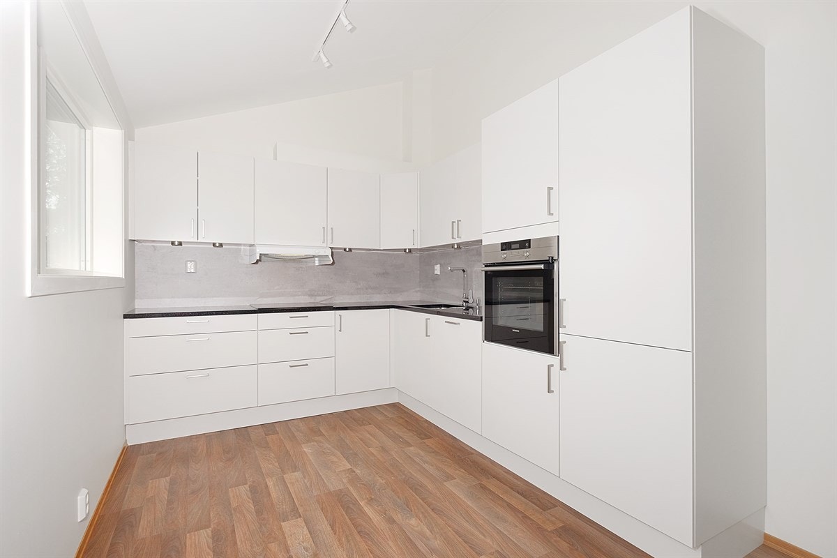 Følgende hvitevarer er integrert: Stekeovn, platetopp, oppvaskmaskin og kjøleskap. Alle hvitevarer er nye og er ikke brukt. Galleribilde