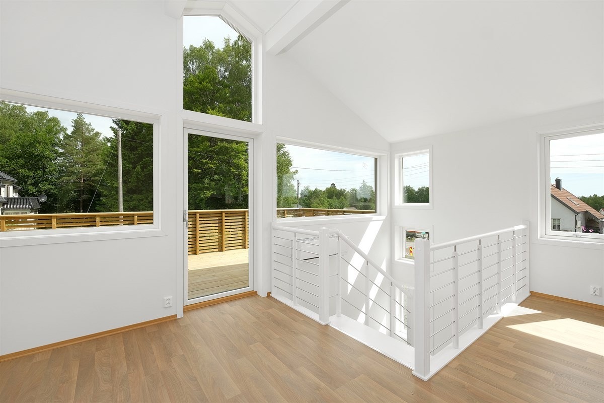 Adkomst til romslig terrasse og utebod Galleribilde