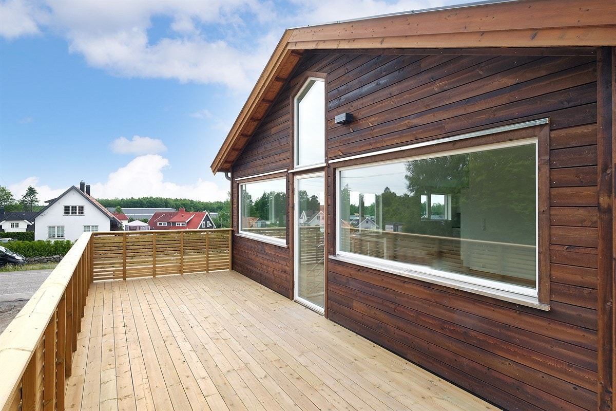 Eiendommen innehar en god standard, med moderne og flotte materialvalg som er gjennomgående i hele huset. Utførelse og overflater er inspirert av minimalisme og en moderne standard Galleribilde