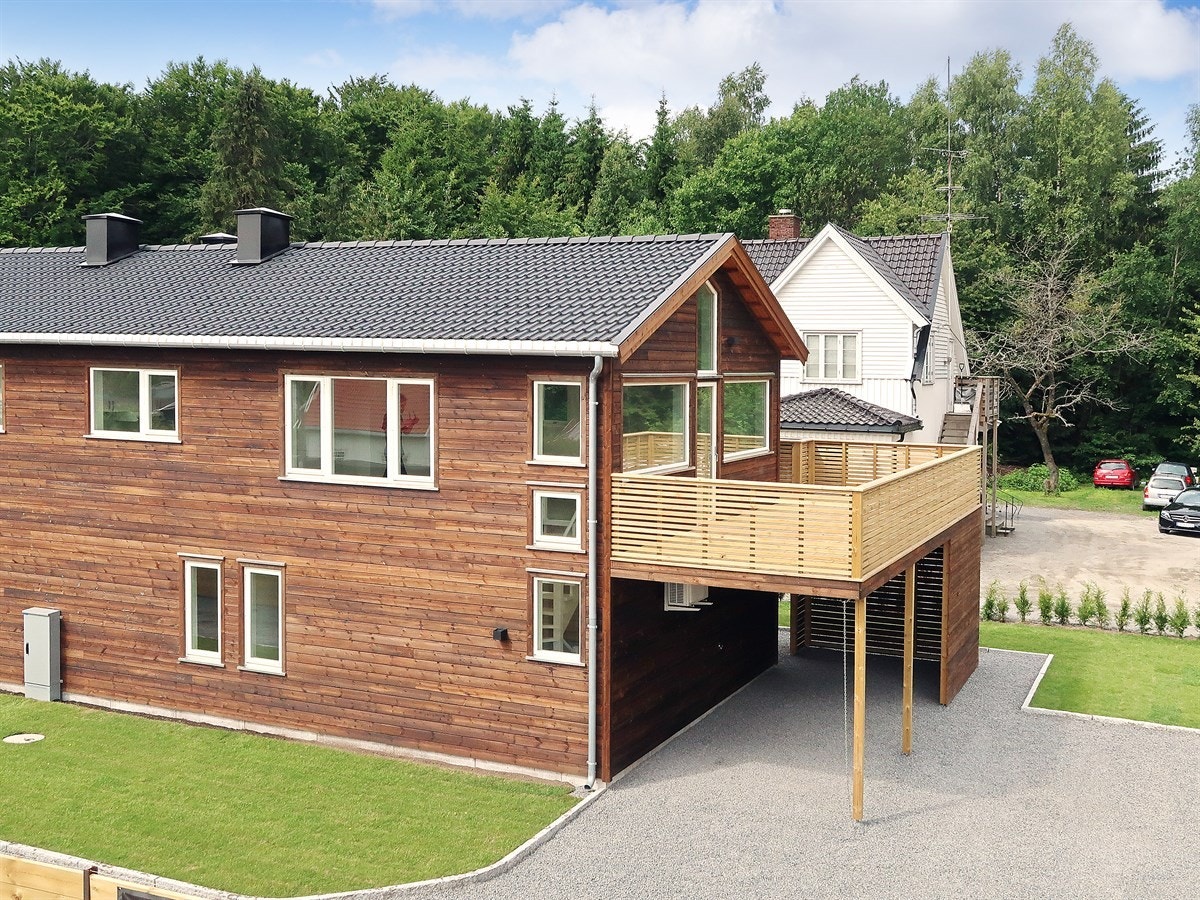 I Raveien 428 B kjører man bilen inn i carporten og går tørrskodd inn Galleribilde