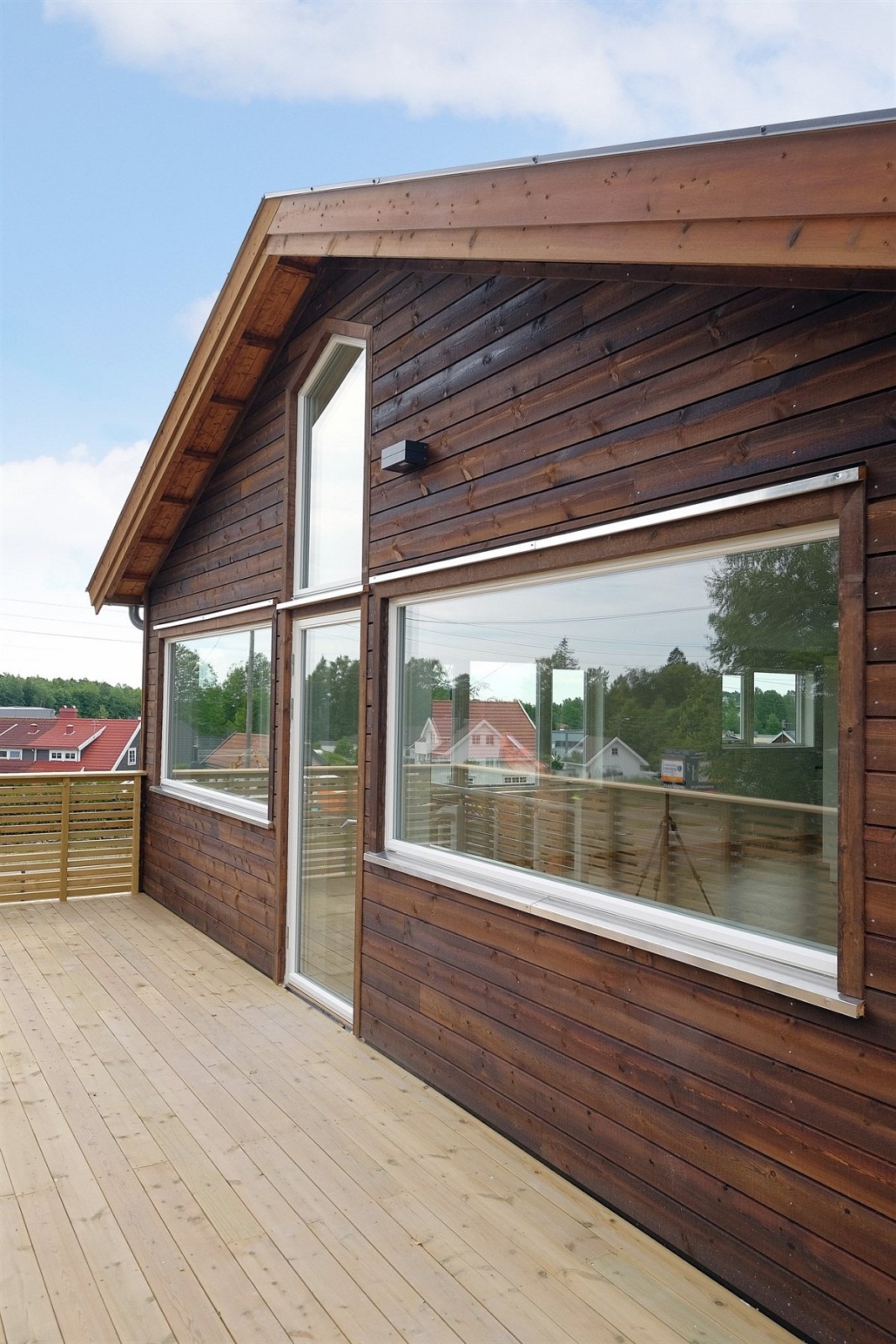 Romslig terrasse med adkomst til bod Galleribilde