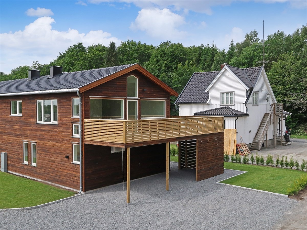 Gang og sykkelvei ved hovedveien, og eiendommen ligger med sykkelavstand til de store arbeidsplassene på Kullerød og Torp flyplass Galleribilde