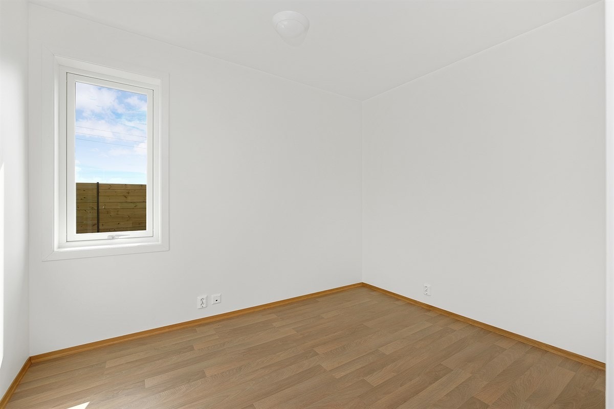 Boligen har tre soverom, der hovedsoverom har god plass til dobbeltseng og tilhørende møblement. Det er også god mulighet for oppbevaringsplass på de 2 andre soverommene Galleribilde