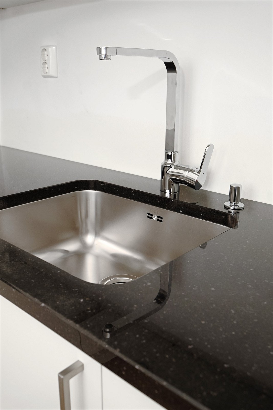 Nedsenker vask, samt Silver Galaxy granitt benkeplate Galleribilde