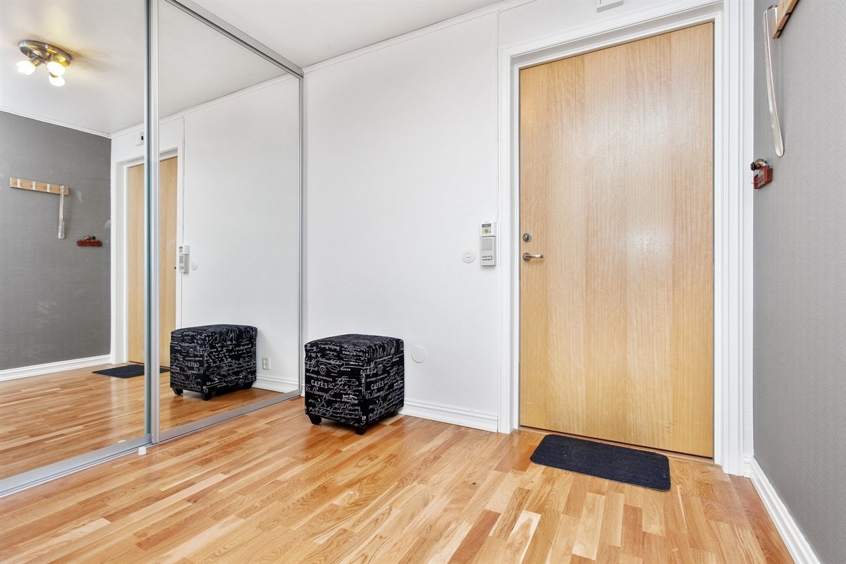 Entrè med stor takshøy skyvedørsgarderobe. Galleribilde