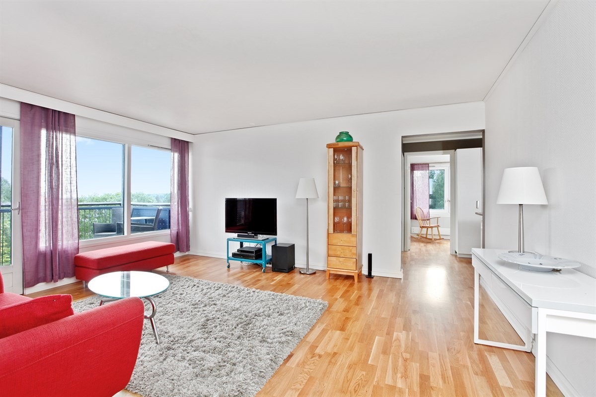 Lys og fin stue med god plass for sofa- og tv-løsning. Store vindusflater og direkte utgang til hyggelig solrik balkong. Galleribilde