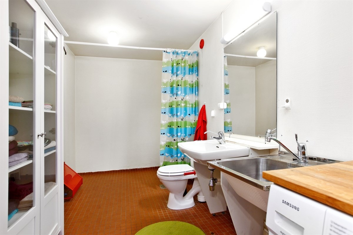 Bad/wc/vaskerom. Det er vedtatt felles baderomrehabilitering i borettslaget og leiligheten vil i den forbindelse få et flott bad iht. dagens standard. Galleribilde