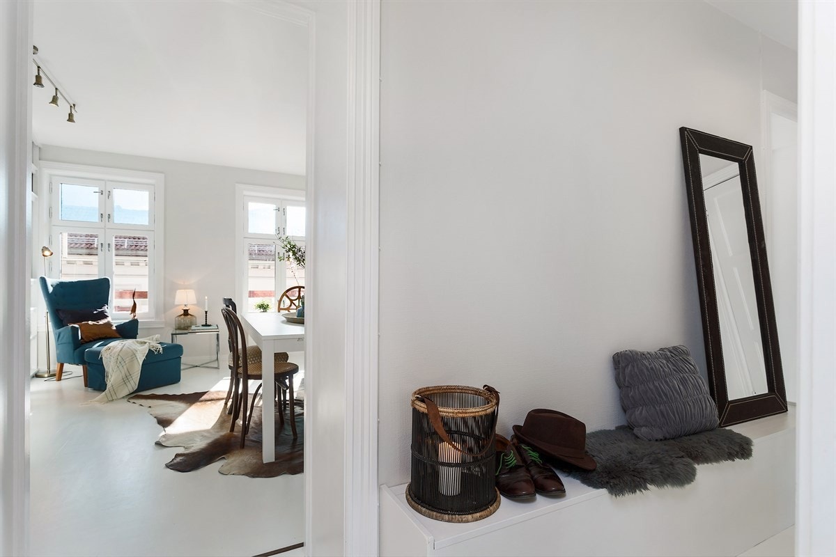 Lys og romslig entre/gang (mot soverom 3) Galleribilde