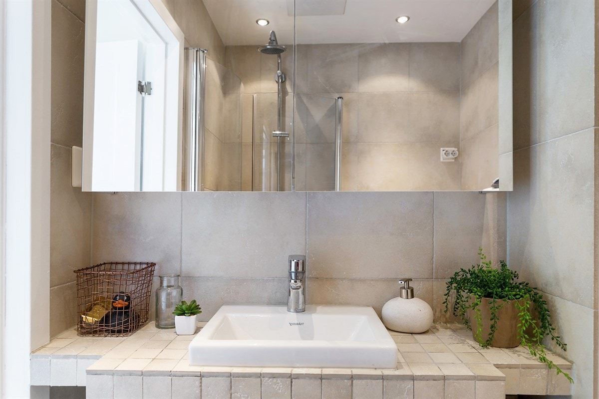 Nytt bad med rainshower dusj Galleribilde