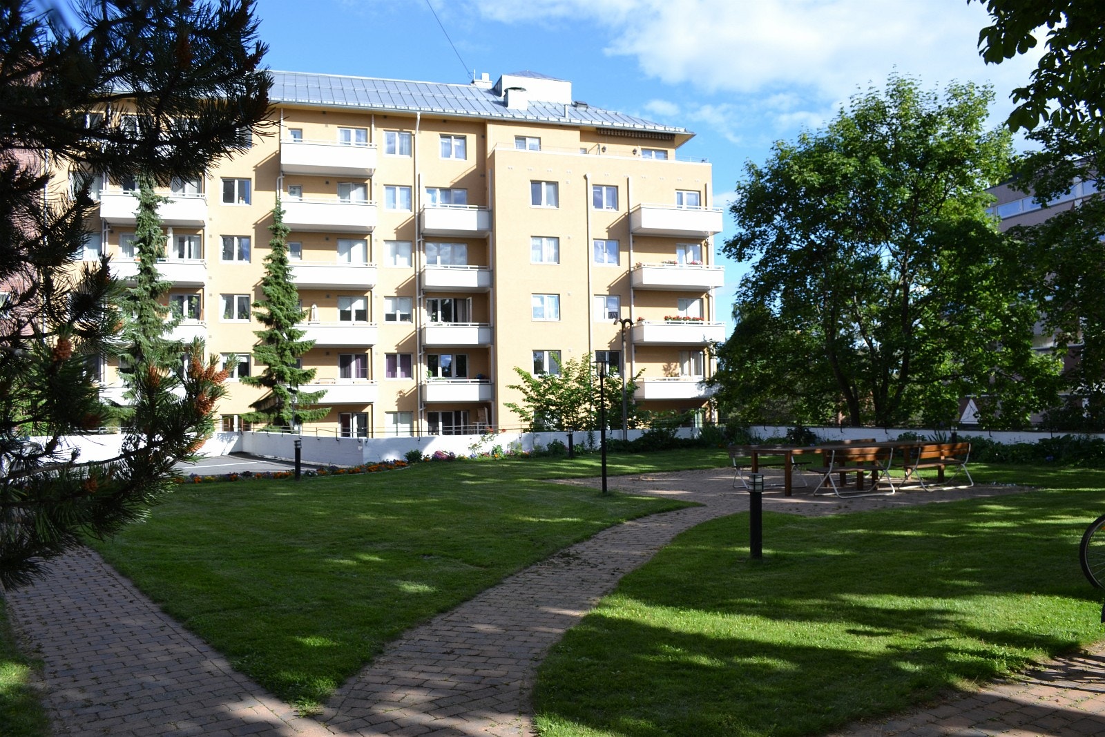 Fint opparbeidede fellesarealer med sittegruppe Galleribilde