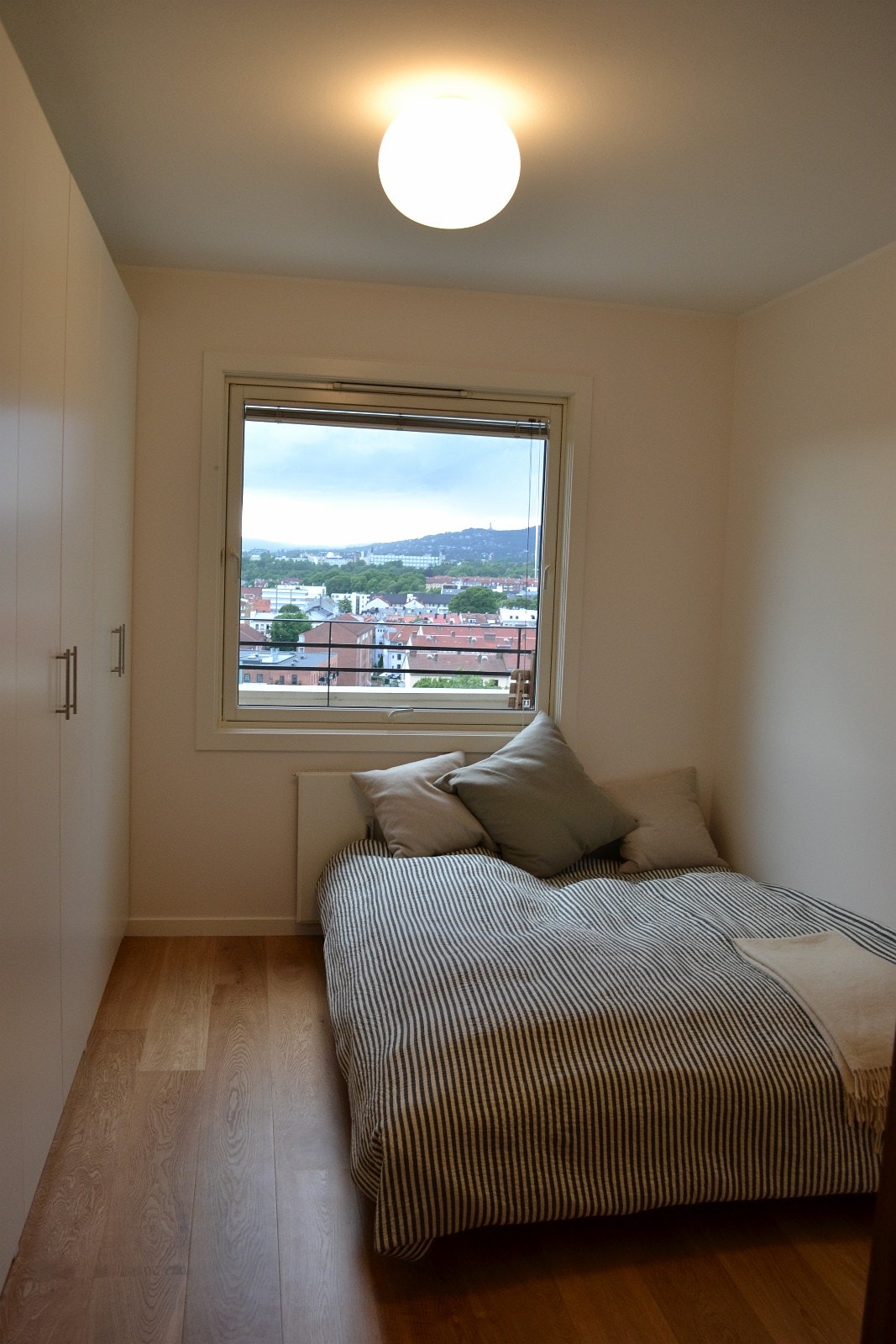 Soverom med plass til dobbeltseng Galleribilde