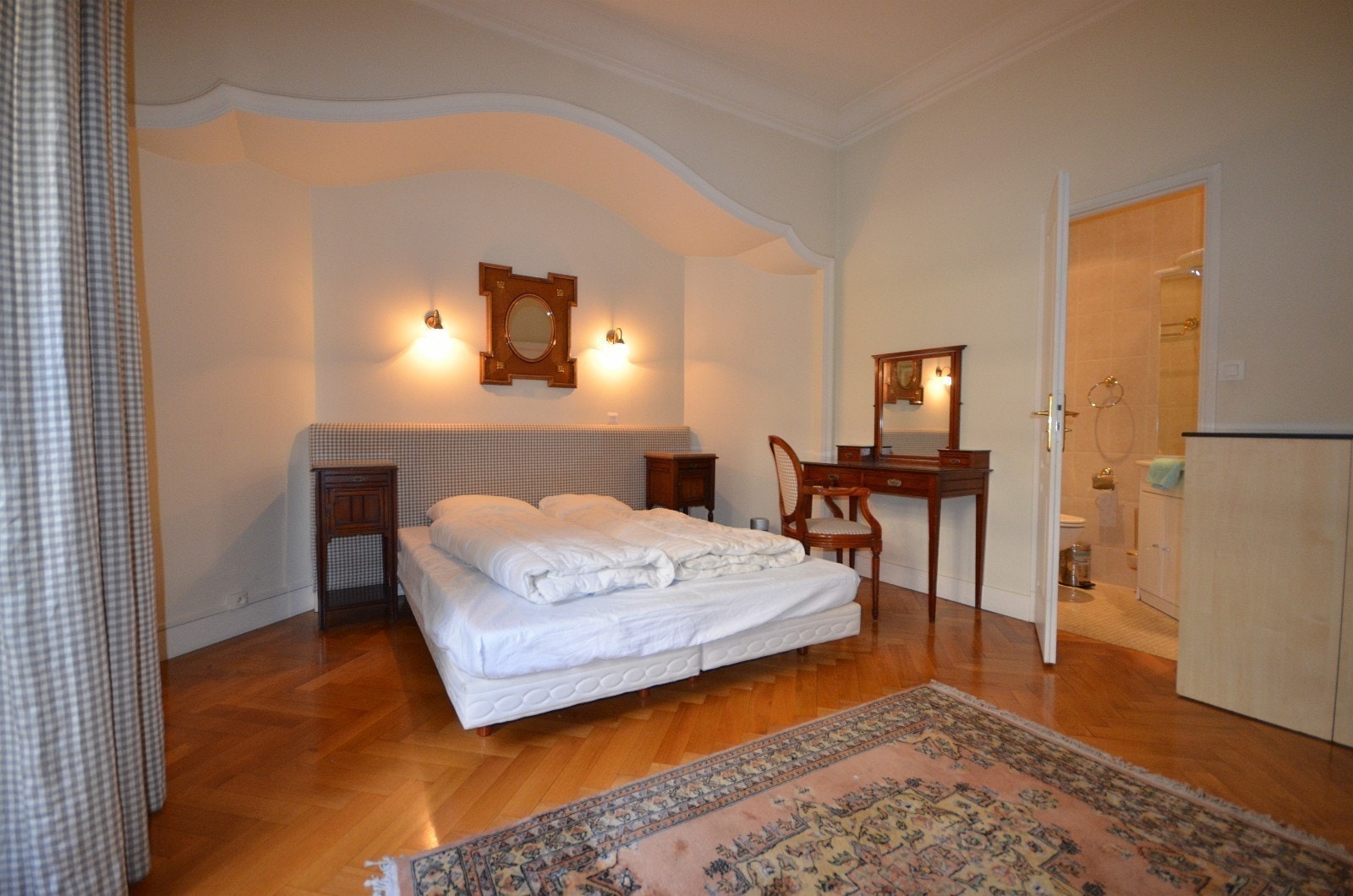 Soverom (No 3) m/dør til eget baderom med WC/dusj/vask.
(Her plass til en ekstra seng) Galleribilde
