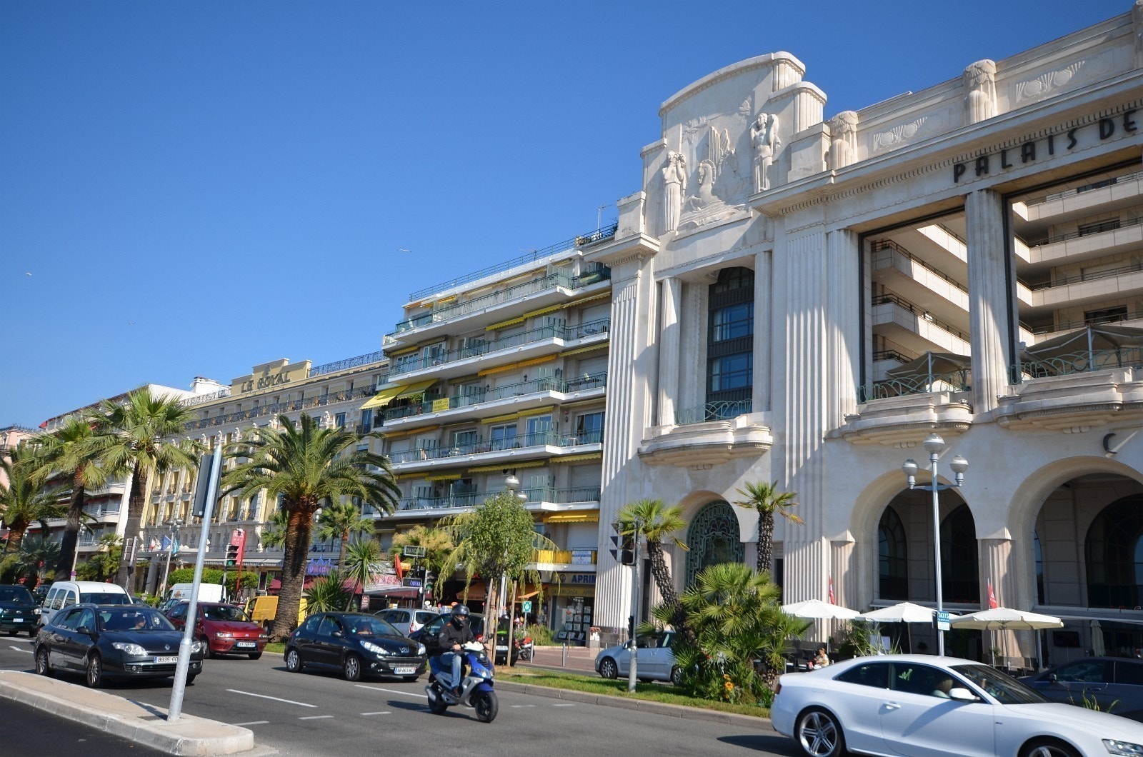 Nabo til det kjente Palais de Mediterranais, med hotell, kasino og restauranter - parkering.
På andre siden ligger det kjente hotellet Royal Hotel Galleribilde