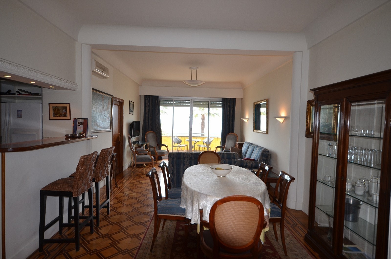 Stue/spisestue/kjøkken/utgang til terrasse Galleribilde