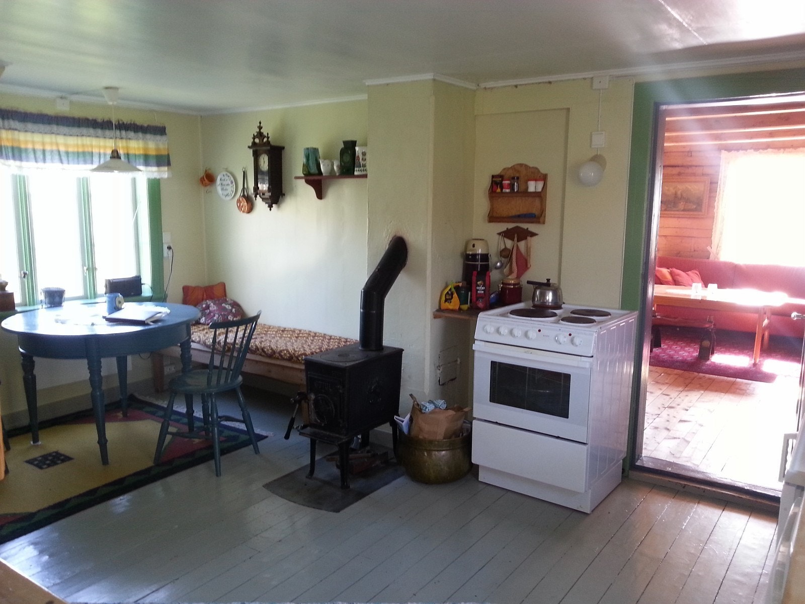 Kjøkken/ovn/spisebord Galleribilde