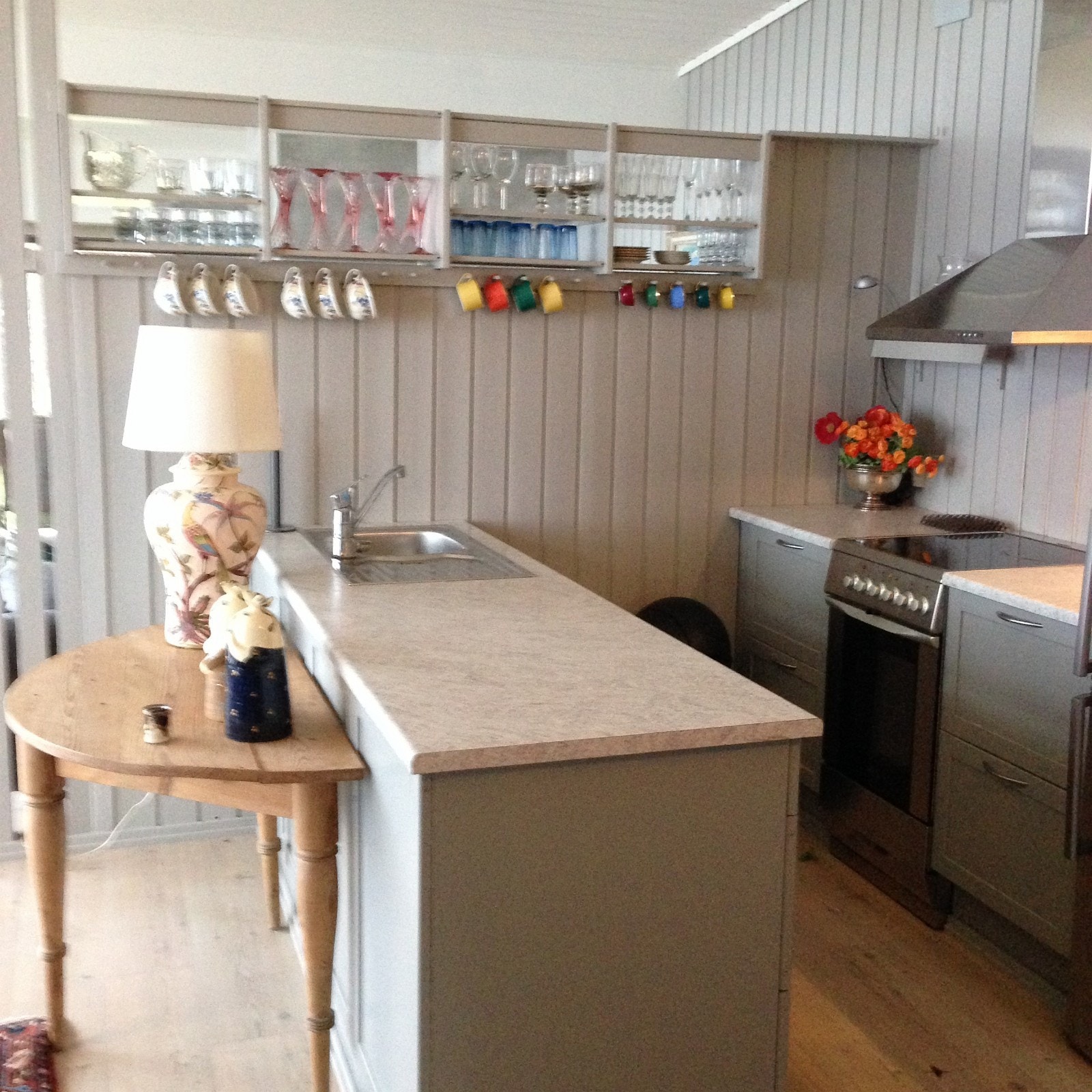 Åpen kjøkkenløsning med oppvaskmaskin, kjøl/frys, komfyr og Nespressomaskin. Godt utstyr med pent servise og glass. Galleribilde