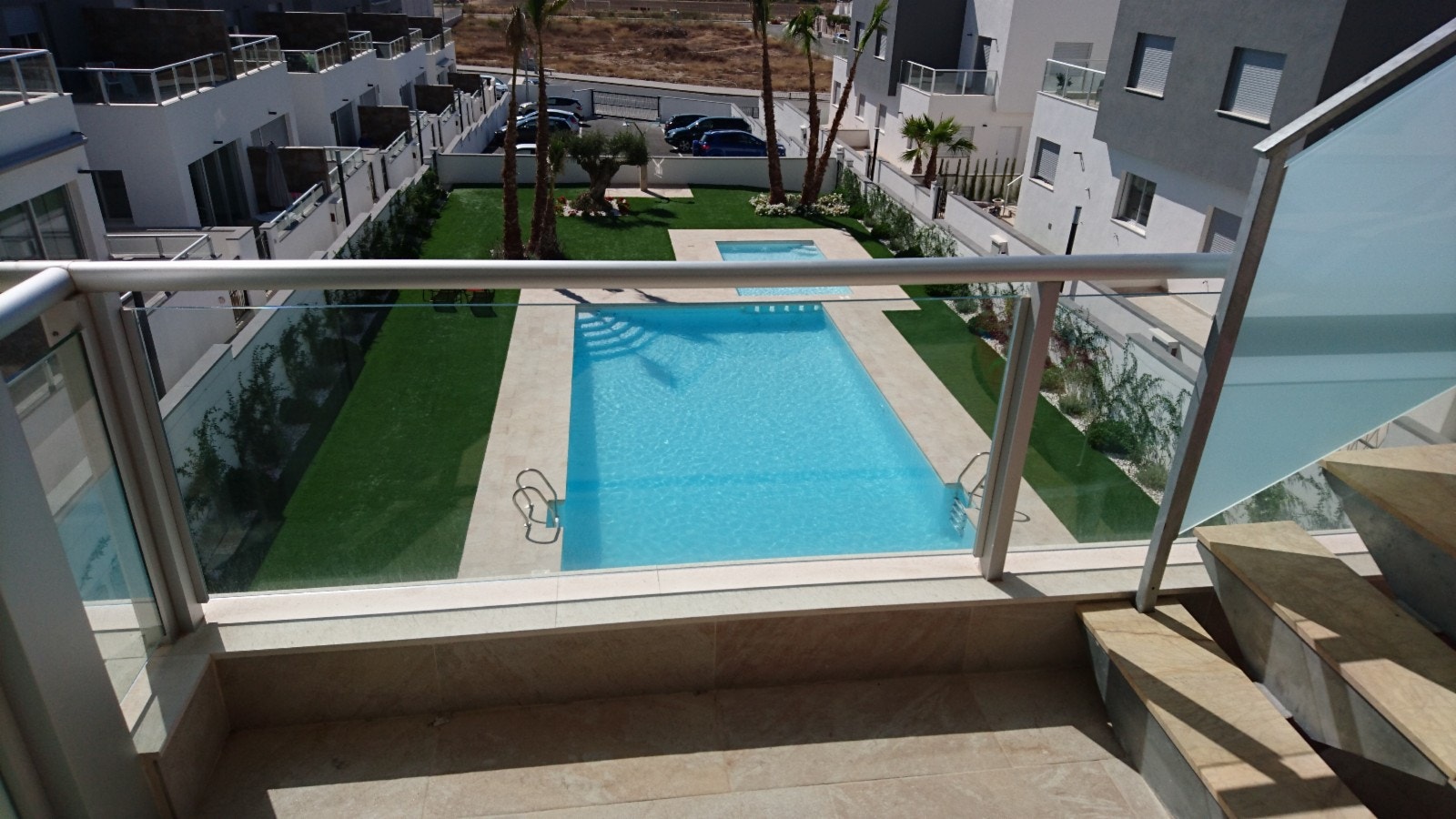 Frokostveranda på 10m2, med fin utsikt til bassenget. Trapp opp til takterassen. Galleribilde