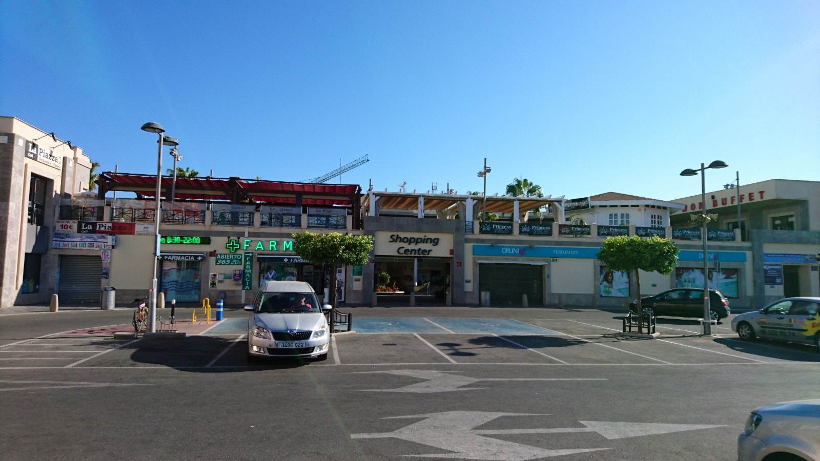 Punta Marina Senter, med apotek, Jysk, McDonalds, og flere restauranter Galleribilde