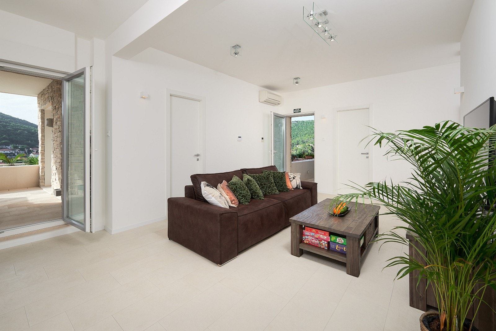 Filmrom med dobbel sovesofa og enkel sovesofa Galleribilde