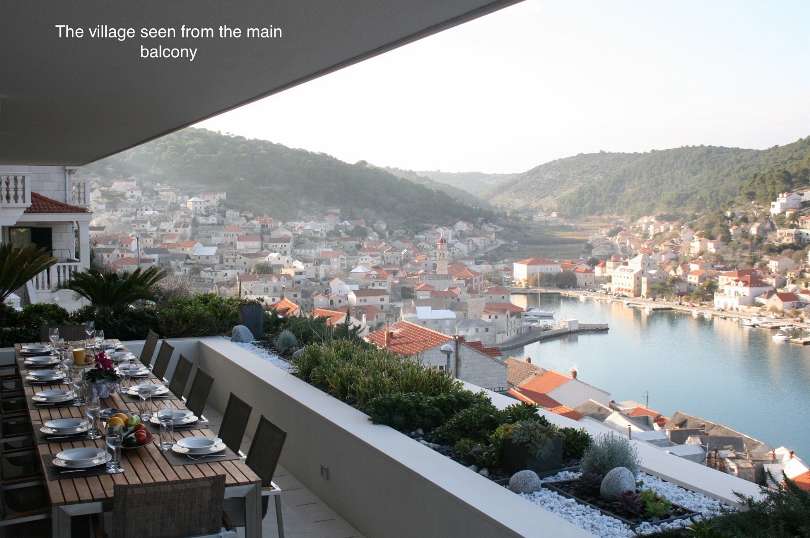 Landsbyen sett fra hovedbalkongen Galleribilde